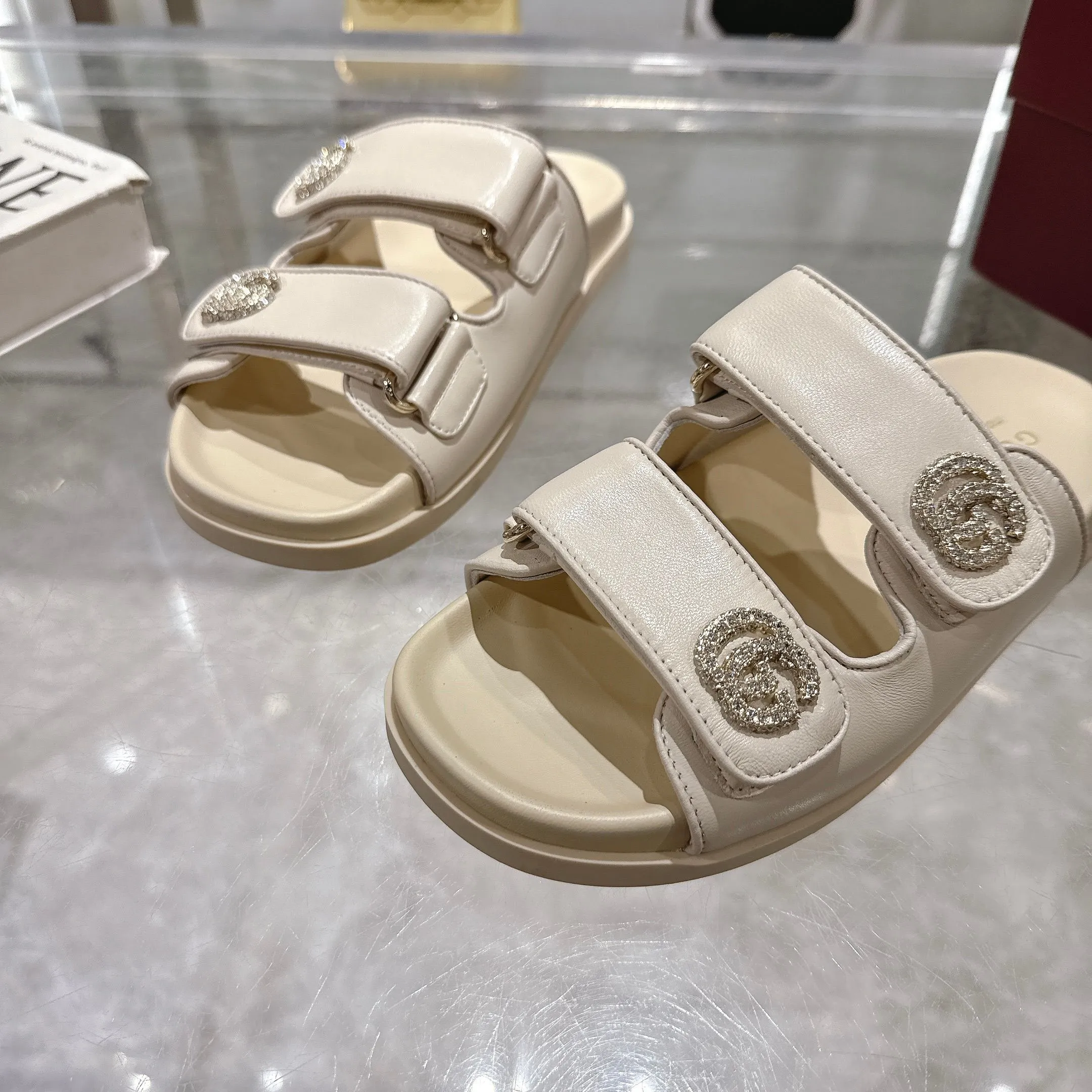 Wholesale direct sales 260👟👟 Gucci’s modern design aesthetic explores the path of unique craftsmanship, cleverly integrating the brand’s classic elements with its beloved brand identity. The sandal is embellished with the beloved Double G hardware, adding a touch of understated branding to the design, complementing the versatility of the Velcro straps. Women Light gold tone hardware Sheepskin lining Double G Rubber sole Velcro fastening Flat sole